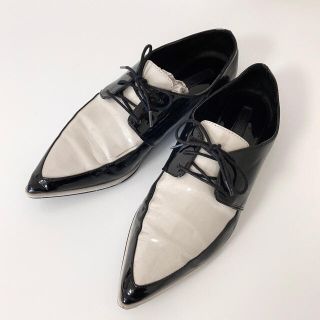 ザラ(ZARA)の【ZARA】バイカラーブルーチャー(ローファー/革靴)