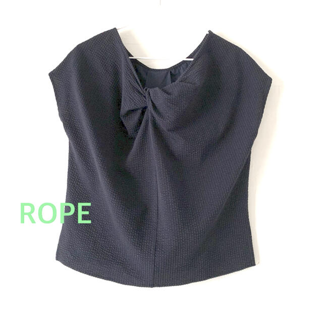 ROPE’(ロペ)のROPE ロペ 切り替えブラウス エンボス フレンチスリープ 胸クロス ネイビー レディースのトップス(シャツ/ブラウス(半袖/袖なし))の商品写真