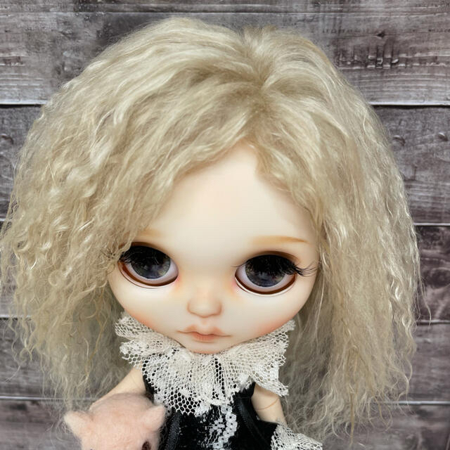 blythe _w-376シャイニーアイボリー⭐️チベットラムフルスキンウィッグ