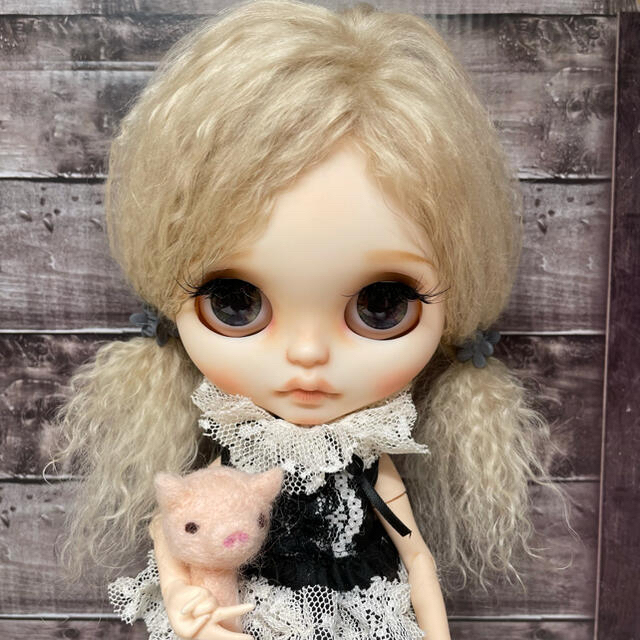 blythe _w-376シャイニーアイボリー⭐️チベットラムフルスキンウィッグ