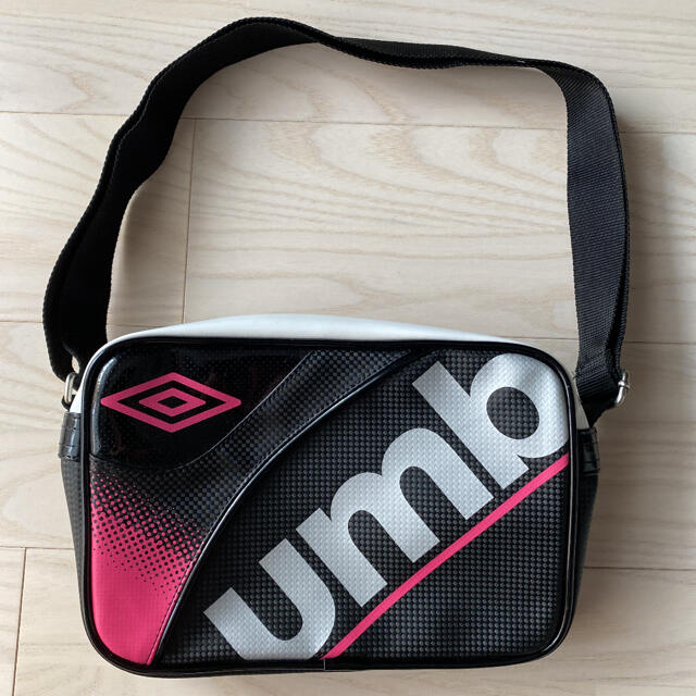 UMBRO(アンブロ)の【値下げ】umbro エナメルバッグ メンズのバッグ(ショルダーバッグ)の商品写真