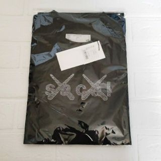サカイ(sacai)のsacai x KAWS Print Tシャツ 会場限定 XL (ブラック)(Tシャツ/カットソー(半袖/袖なし))