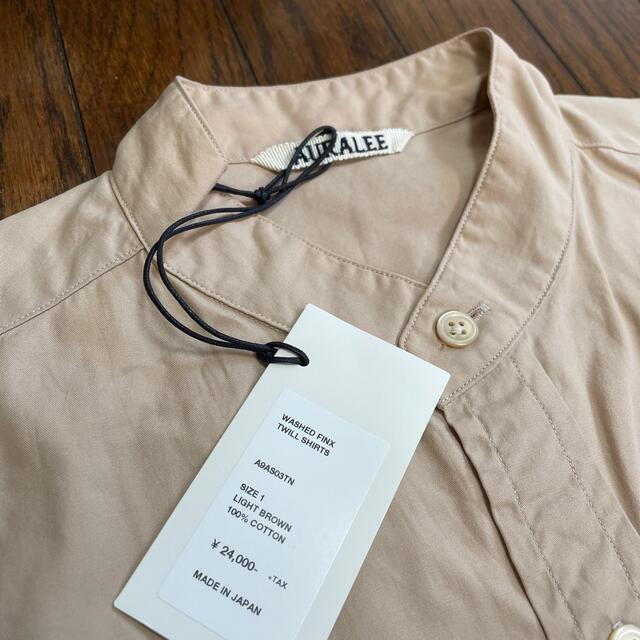 COMOLI(コモリ)のAURALLEE オーラリー　バンドカラーシャツ レディースのトップス(シャツ/ブラウス(長袖/七分))の商品写真
