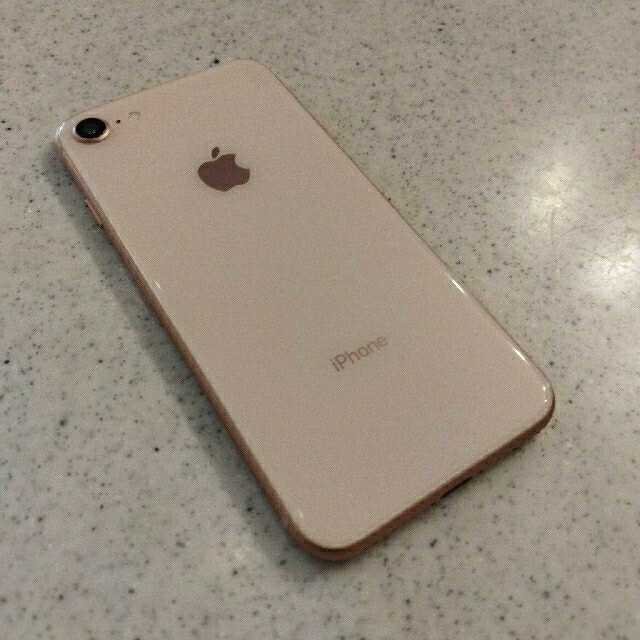 Apple(アップル)のiPhone8 64G ゴールド　SIMフリー スマホ/家電/カメラのスマートフォン/携帯電話(スマートフォン本体)の商品写真