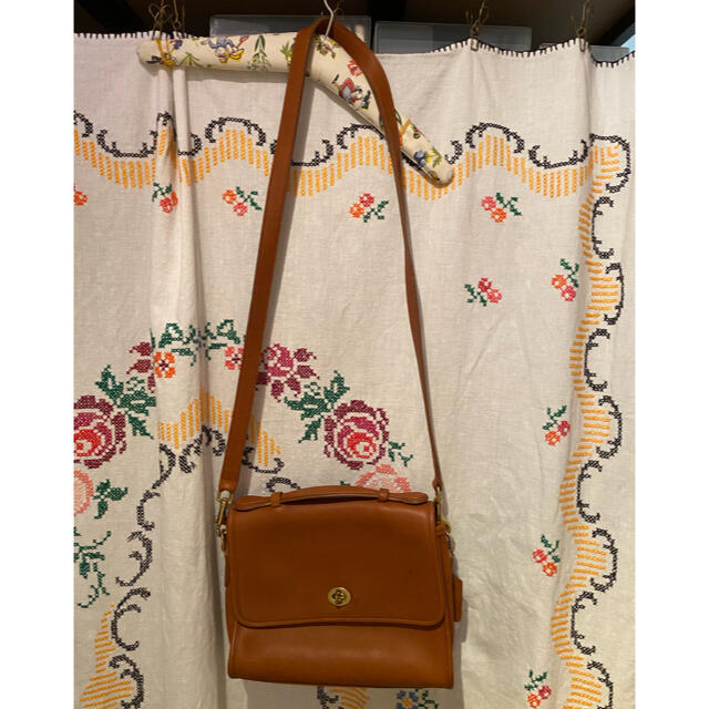 COACH(コーチ)のOLD COACH オールドコーチ　ターンロックショルダーバッグ　茶色 レディースのバッグ(ショルダーバッグ)の商品写真