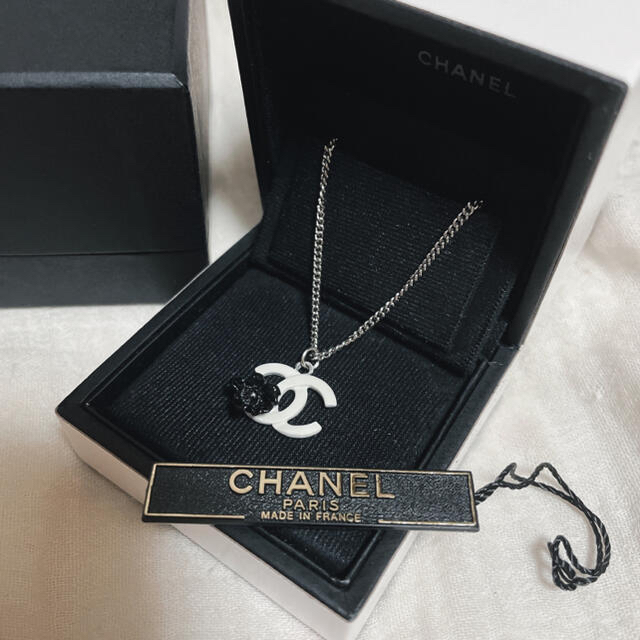 CHANEL(シャネル)のシャネル　ホワイトココマーク　ブラックカメリア　フラワーモチーフ　ネックレス レディースのアクセサリー(ネックレス)の商品写真