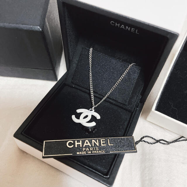 CHANEL(シャネル)のシャネル　ホワイトココマーク　ブラックカメリア　フラワーモチーフ　ネックレス レディースのアクセサリー(ネックレス)の商品写真