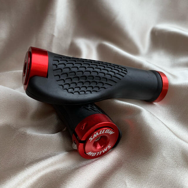 期間限定 ♪自転車グリップこぶ付☆アルミ バーキャップ付き☆握りやすい、オシャレなレッド! 通販 ♪自転車グリップこぶ付☆アルミ バーキャップ付き☆握りやすい、オシャレな赤黒‼︎