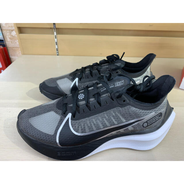 新品タグ付　NIKE 25cm