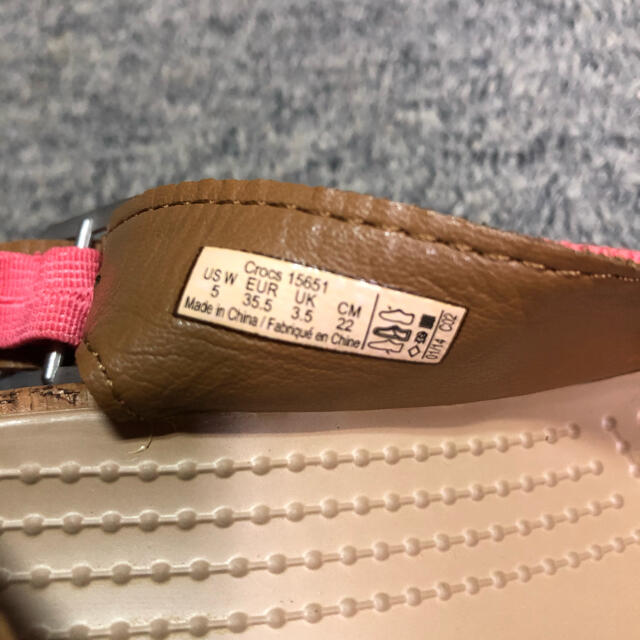 crocs(クロックス)のクロックス サンダル ピンク 木目ヒール22cm レディースの靴/シューズ(サンダル)の商品写真