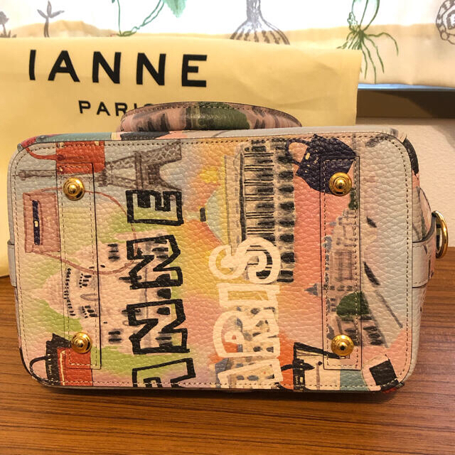 IANNE(イアンヌ)のイアンヌ ケイトグラフィティ トラベルパリ IANNE レディースのバッグ(ショルダーバッグ)の商品写真