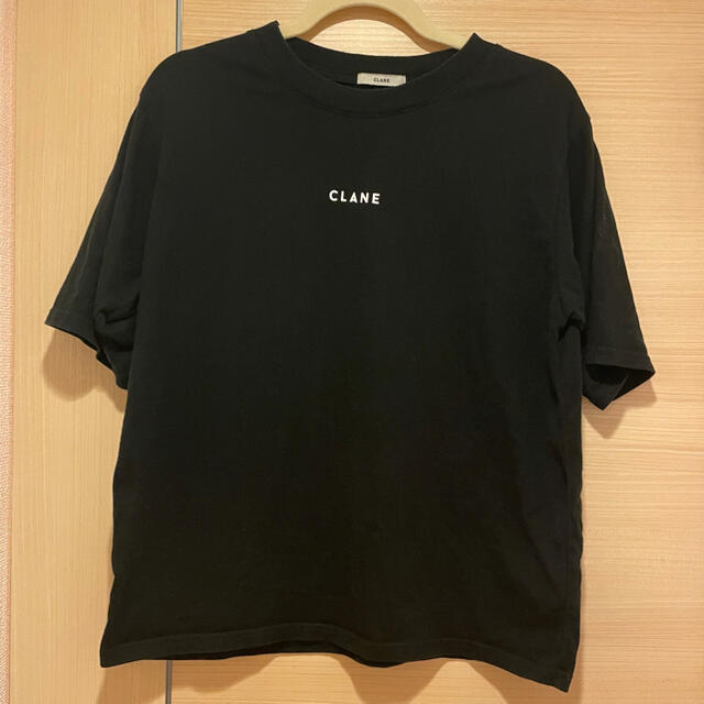 STUDIOUS(ステュディオス)の値下げ)CLANE ロゴTシャツ黒　2 レディースのトップス(Tシャツ(半袖/袖なし))の商品写真