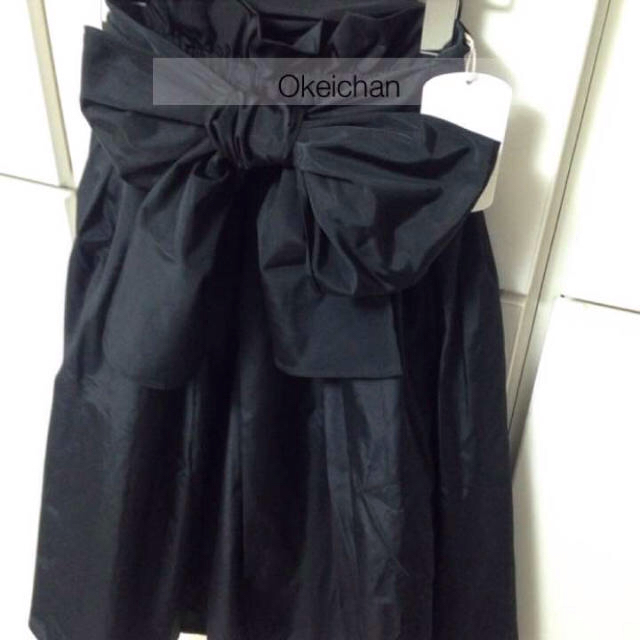 who's who Chico(フーズフーチコ)の今季人気完売品☆タックリボンスカート ブラック レディースのスカート(ひざ丈スカート)の商品写真