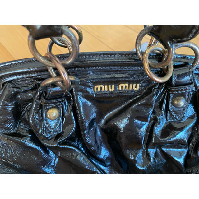miumiu(ミュウミュウ)のmiumiu バッグ  エナメル　パテント　ブラック レディースのバッグ(ハンドバッグ)の商品写真