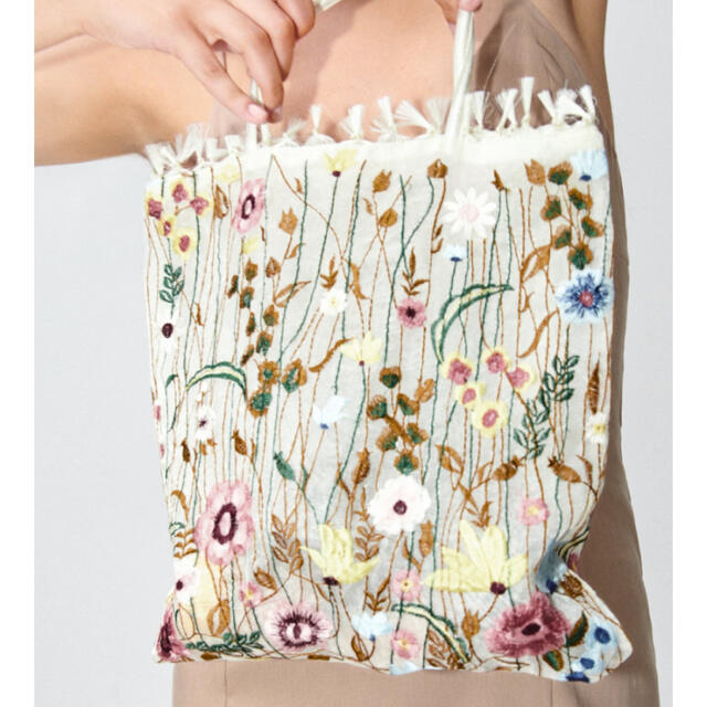 ZARA(ザラ)のZARA フラワーエンブロイダリーチュールトートバッグ 花柄刺繍バック レディースのバッグ(トートバッグ)の商品写真
