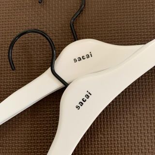 サカイ(sacai)のsacai 子供用ハンガー　2本セット　非売品(押し入れ収納/ハンガー)