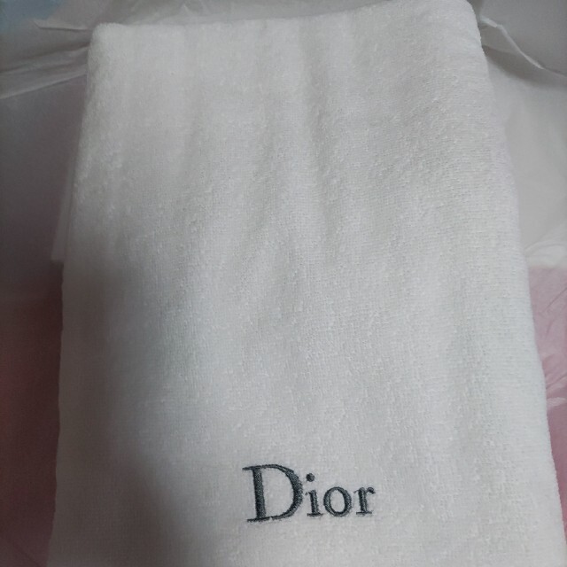 Dior(ディオール)のノベルティディオールバスタオル エンタメ/ホビーのコレクション(ノベルティグッズ)の商品写真