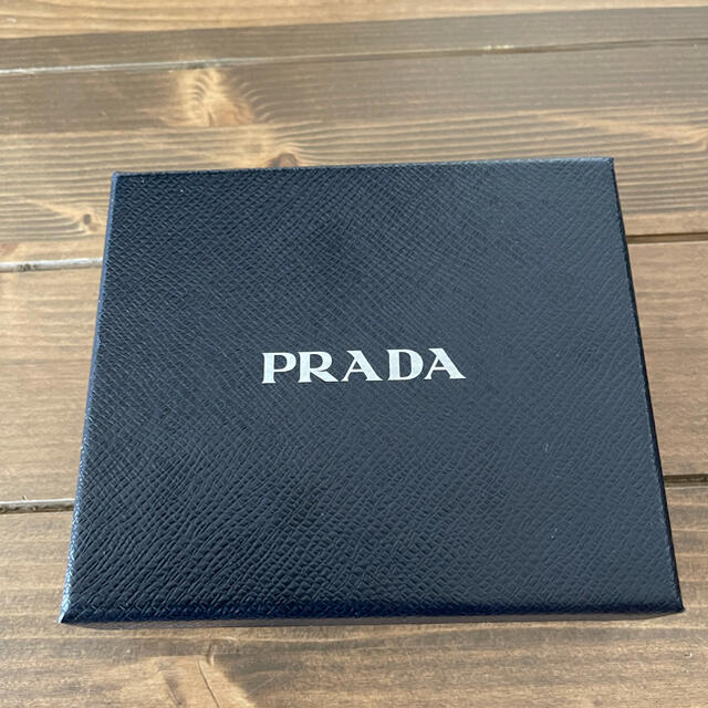 PRADA財布