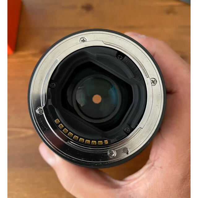 SONY(ソニー)の美品 SONY FE85mm F1.8 ハクバ製レンズガード付き スマホ/家電/カメラのカメラ(レンズ(単焦点))の商品写真