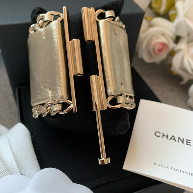 CHANEL(シャネル)の30万超本革CHANELバングル　CHANELブレスレット　シャンパンゴールド✨ レディースのアクセサリー(ブレスレット/バングル)の商品写真