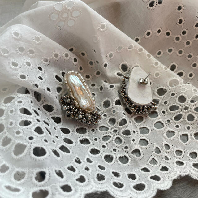 mina perhonen(ミナペルホネン)の淡水パール　天使の羽　シルバー　ビーズ刺繍 ハンドメイドのアクセサリー(ピアス)の商品写真