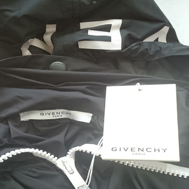 GIVENCHY(ジバンシィ)の●新品/正規品● GIVENCHY PARIS ロゴ入 フード ジャケット レディースのジャケット/アウター(ナイロンジャケット)の商品写真