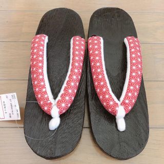 シマムラ(しまむら)の【未使用タグ付き】麻の葉模様　浴衣　下駄　赤(下駄/草履)