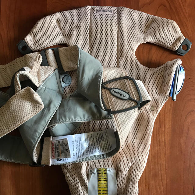 BABYBJORN(ベビービョルン)のベビービョルン  ベビーキャリアMINI AIR メッシュ　抱っこ紐　ピンク キッズ/ベビー/マタニティの外出/移動用品(抱っこひも/おんぶひも)の商品写真