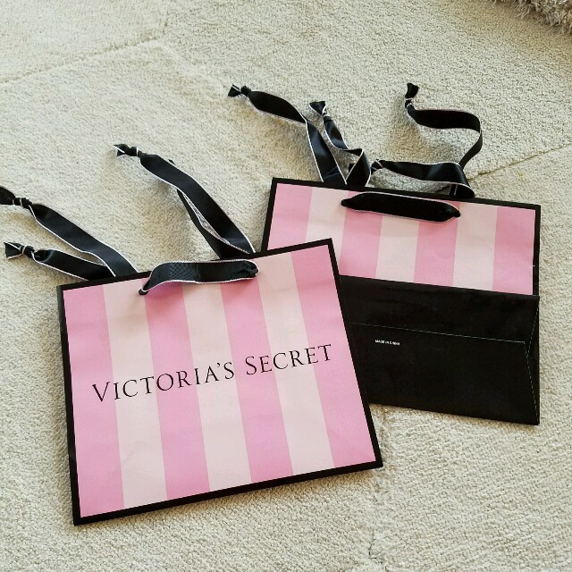 Victoria's Secret(ヴィクトリアズシークレット)のヴィクトリアシークレットショップ袋２枚 レディースのレディース その他(その他)の商品写真