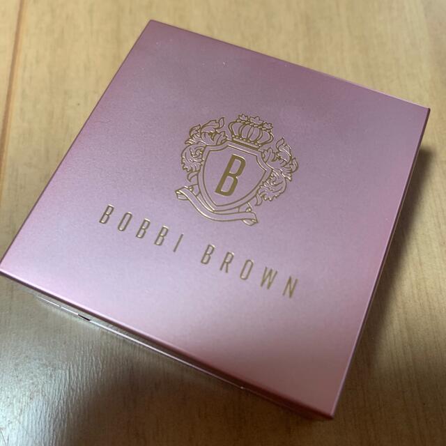 BOBBI BROWN(ボビイブラウン)のBOBBI BROWN  ミニハイライティングパウダー　ピンクグロウ コスメ/美容のベースメイク/化粧品(フェイスパウダー)の商品写真