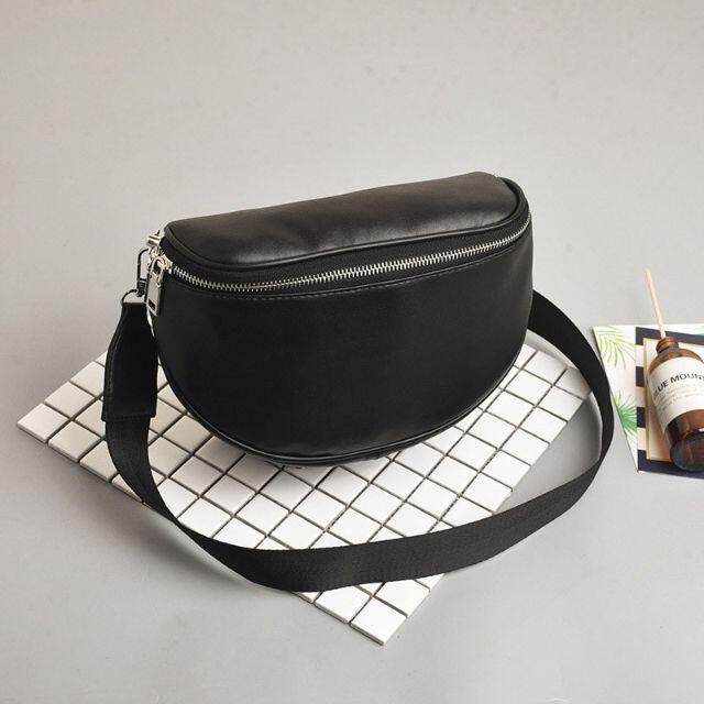 機能性抜群　ショルダーバッグ/ボディバッグ ブラック 合皮レザー ユニセックス レディースのバッグ(ボディバッグ/ウエストポーチ)の商品写真