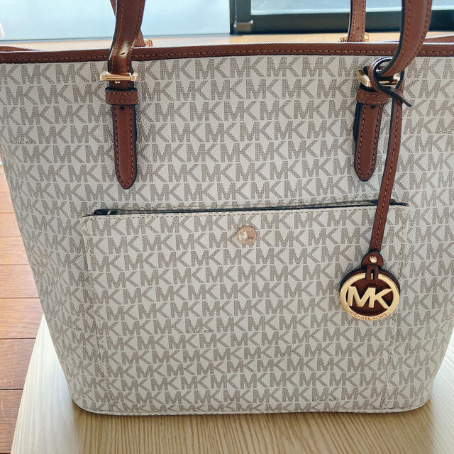 Michael Kors(マイケルコース)のひろ様専用　値下げ！MICHAEL KORS トートバッグ　A4サイズ レディースのバッグ(トートバッグ)の商品写真