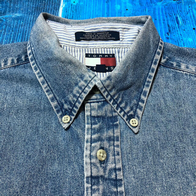 TOMMY HILFIGER(トミーヒルフィガー)のブラウン様【トミージーンズ】フラッグ刺繍ロゴ・ロゴタグビッグデニムシャツ 90s メンズのトップス(シャツ)の商品写真