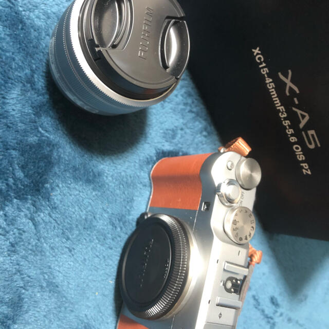 富士フイルム(フジフイルム)の【美品】FUJIFILM  X-A5 ミラーレス一眼　レンズキット 人気ブラウン スマホ/家電/カメラのカメラ(ミラーレス一眼)の商品写真