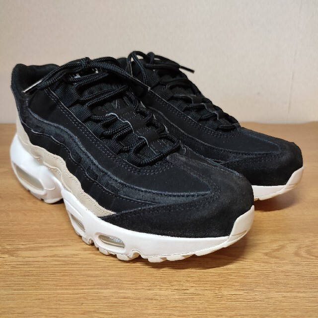 NIKE(ナイキ)の極美品 大人気 NIKE WMNS AIR MAX 95 PREMIUM レディースの靴/シューズ(スニーカー)の商品写真