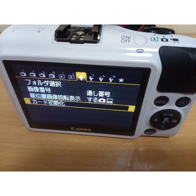 Canon EOS M ダブルレンズキット + ストロボ + マウントアダプター スマホ/家電/カメラのカメラ(ミラーレス一眼)の商品写真