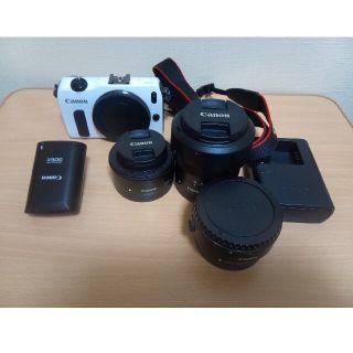 Canon EOS M ダブルレンズキット + ストロボ + マウントアダプター(ミラーレス一眼)