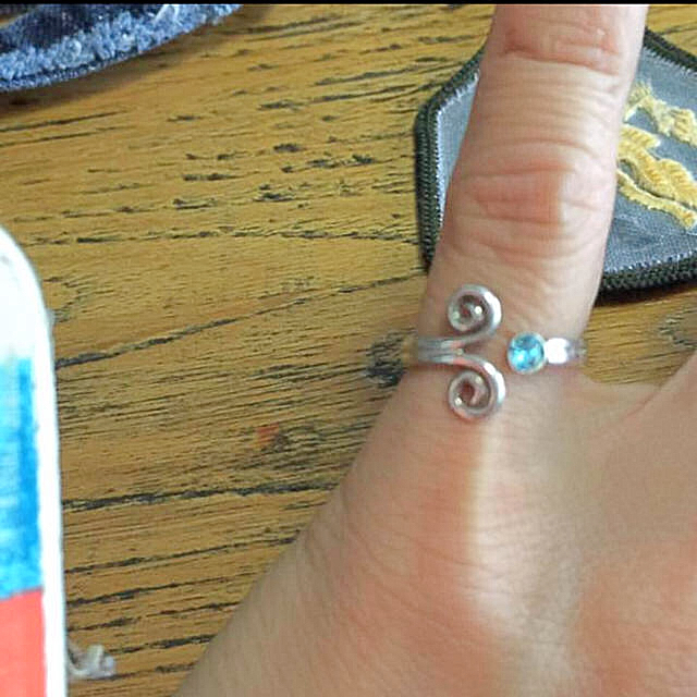 シルバーピンキーリング。調節可能 レディースのアクセサリー(リング(指輪))の商品写真