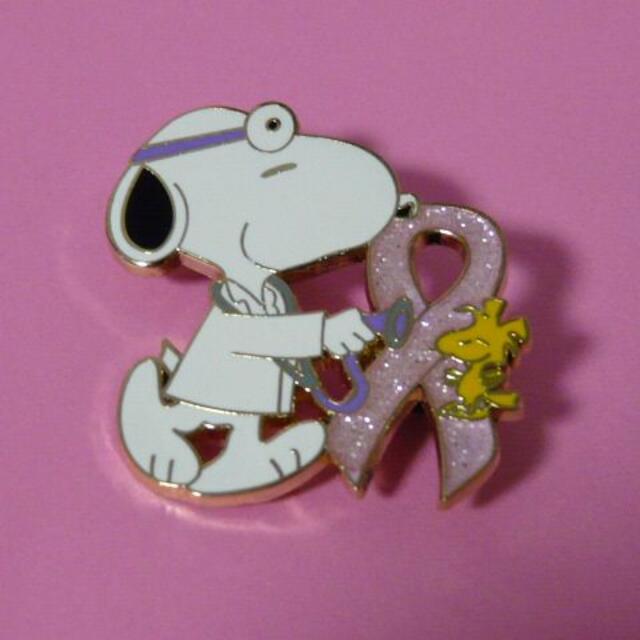 SNOOPY(スヌーピー)のスヌーピー　ピンクリボン　ピンバッジ  ① エンタメ/ホビーのおもちゃ/ぬいぐるみ(キャラクターグッズ)の商品写真