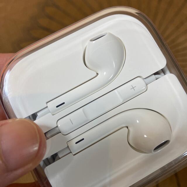 Apple(アップル)の❗️激安価格❗️新品未使用品　iPhone 純正イヤホン スマホ/家電/カメラのオーディオ機器(ヘッドフォン/イヤフォン)の商品写真