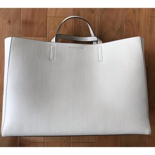 バナナリパブリック(Banana Republic)の大人女子＆男子　クールなホワイトレザートートバッグ　新品(トートバッグ)