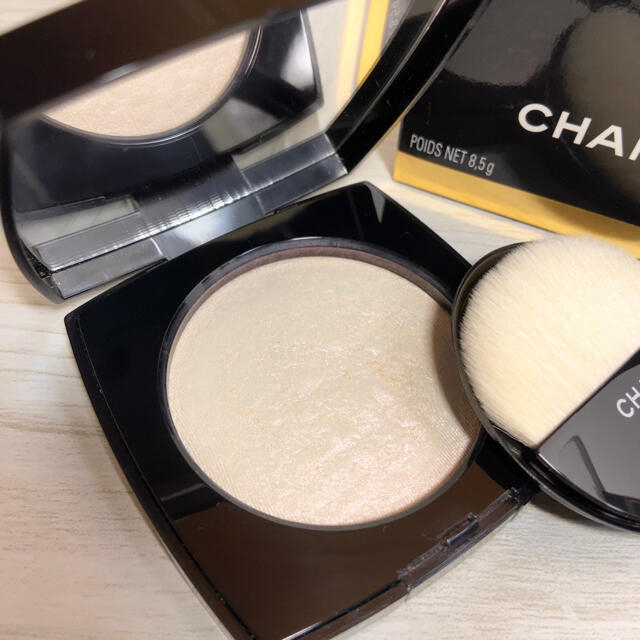 CHANEL(シャネル)のえむてゃ様☆CHANEL プードゥルルミエール 40 ホワイトオパール　8.5g コスメ/美容のベースメイク/化粧品(フェイスパウダー)の商品写真