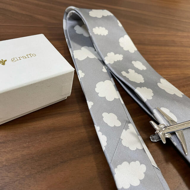 giraffe(ジラフ)の売り切り品‼️giraffe 飛行機型のタイピン付きネクタイ　美品 レディースのファッション小物(ネクタイ)の商品写真