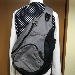 アディダス(adidas)の★アディダス★ワンショルダーバック★グレー×黒★傷・汚れアリなのでお安く…(バッグパック/リュック)