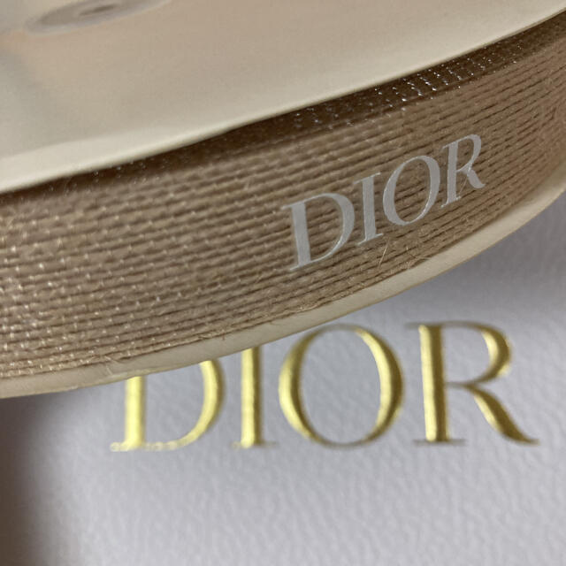 Christian Dior(クリスチャンディオール)のDior/最新2021✨ベージュ×ホワイトロゴラッピングリボン インテリア/住まい/日用品のオフィス用品(ラッピング/包装)の商品写真