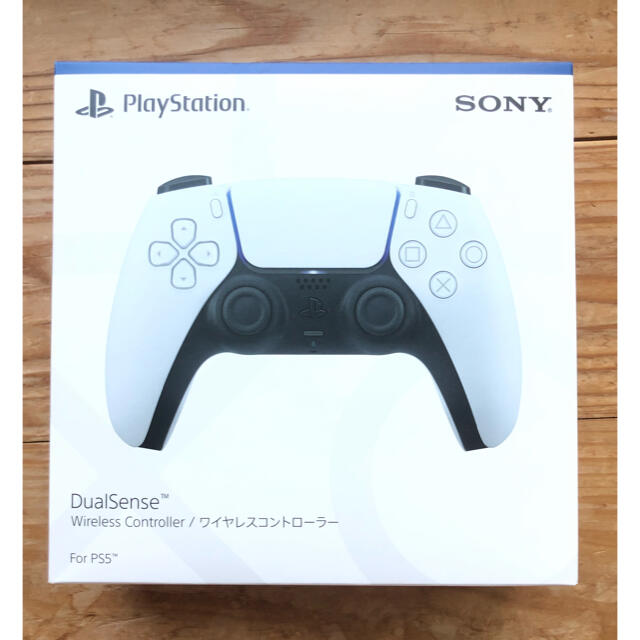 PlayStation4(プレイステーション4)のPS5 DualSenseワイヤレスコントローラ　ホワイト　新品未使用 エンタメ/ホビーのゲームソフト/ゲーム機本体(その他)の商品写真