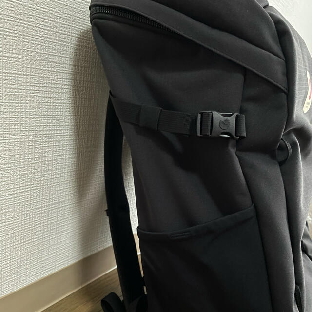 FJALL RAVEN(フェールラーベン)のUlvo30 (防水用30Lのリュック) 値段交渉受けます レディースのバッグ(リュック/バックパック)の商品写真