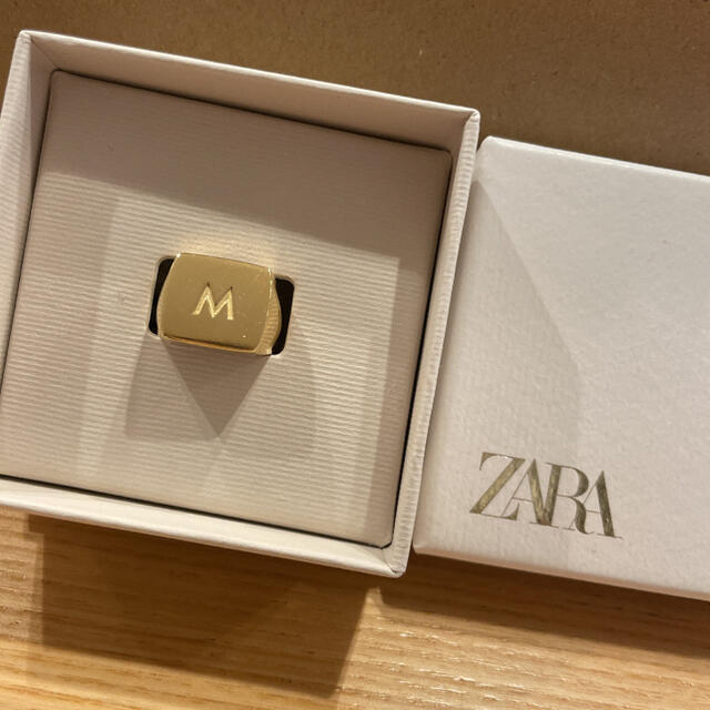 ZARA(ザラ)の【新品未使用】ZARA ゴールドプレーテッドスターリング イニシャルM レディースのアクセサリー(リング(指輪))の商品写真