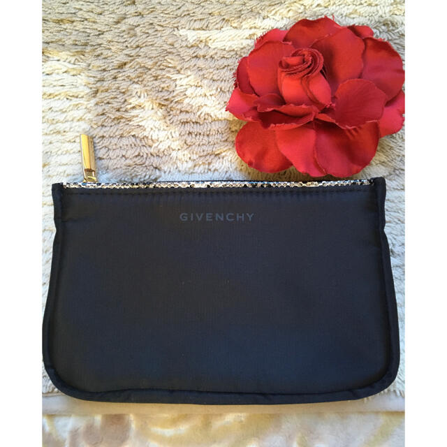 GIVENCHY(ジバンシィ)のジバンシー　GIVENCHY　ポーチ　黒　 レディースのファッション小物(ポーチ)の商品写真