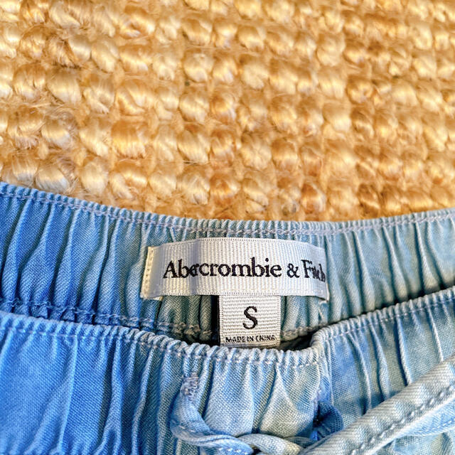 Abercrombie&Fitch(アバクロンビーアンドフィッチ)の【お買得】アバクロ　デニムショートパンツ レディースのパンツ(ショートパンツ)の商品写真